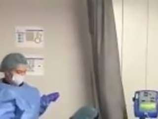 Chica haciendo twerking en el médico