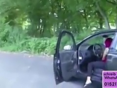 Rothaariger fickt draussen im Auto mit Nerd