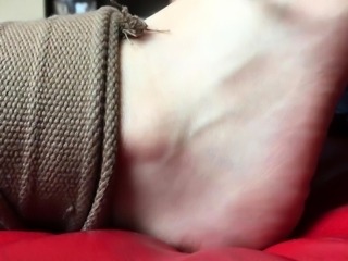 Amateur feet tied up escape