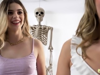 Put my dick to the skeleton and trick my stepsis