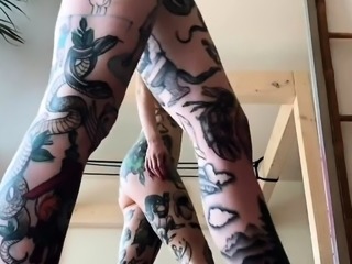 Amateur milf flaunts her naked tattooed body on webcam
