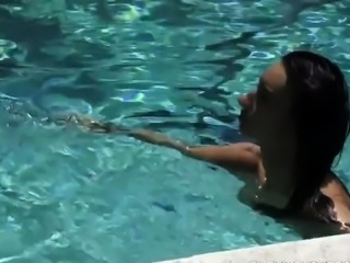 Spying on my stepsister, sunbathing by the pool - Masturbati