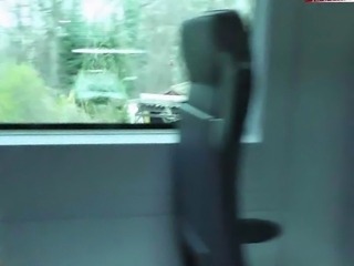 Cindy und ihre Freundin im Zug