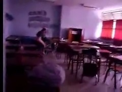 profesora y alumno cojiendo en un aula (espia)