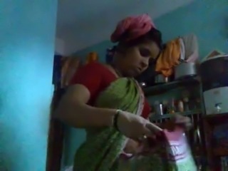 Indian Aunty wearing Saree after Bath captured by hidden cam free