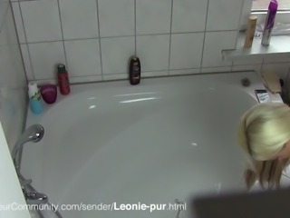 Sexy Blondine Leonie-pur beim Blasen