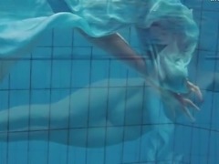 Stunning solo model swimming while displaying her tits