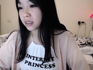 Amateur Asian babe sucks a big dick