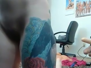 Tattooed toy addicted webcam nympho was fucking with a sex machine