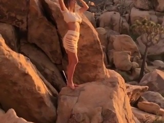 Sara Underwood totally naked in the desert