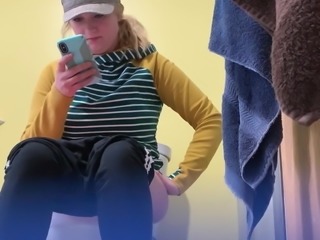 Sexy girl peeing