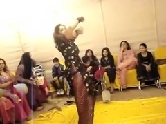 hot paki aunty dance at wedding.. 
