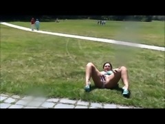 Nackt und heiss im Park
